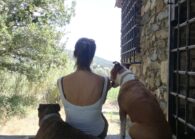 Educadora canina. y dos perros.